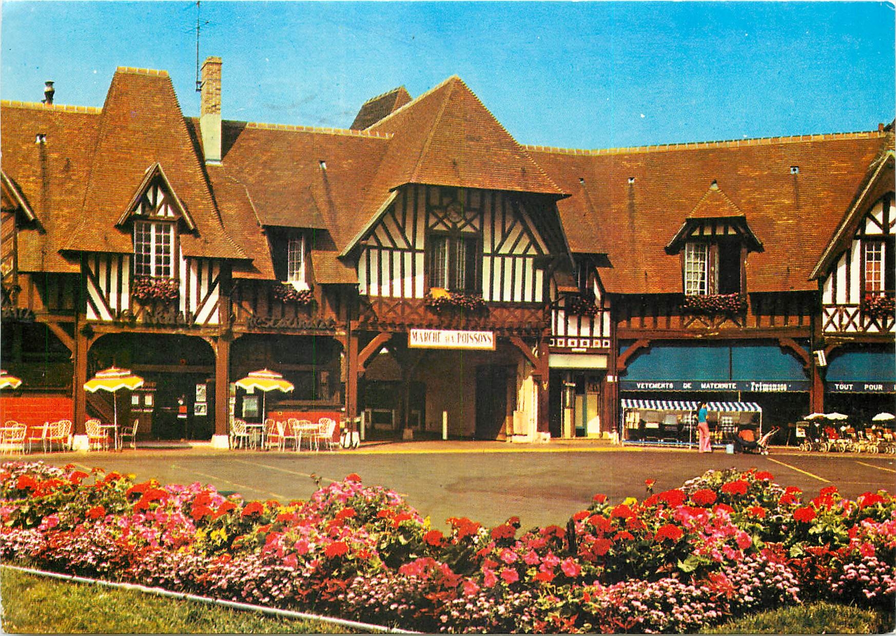 CPSM Deauville (Calvados) La Plage Fleurie la Place du Marche
