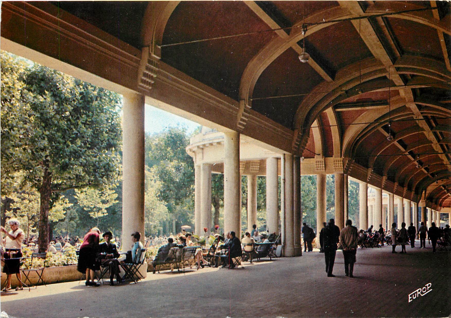 CPSM Vittel (Vosges) Les Galeries