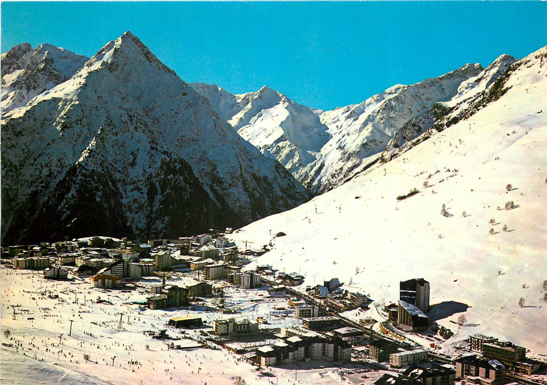 CPSM Les 2 Alpes (Isere) Alt 1650 3500 m vue aerienne Aiguille de Venisc 2800 m