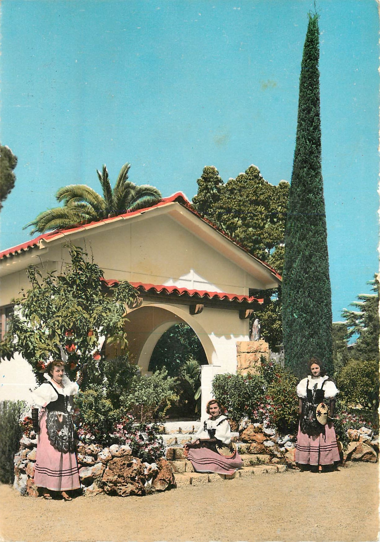 CPSM Cote d'Azur et Provence Mas provencal et jeunes filles en costume local