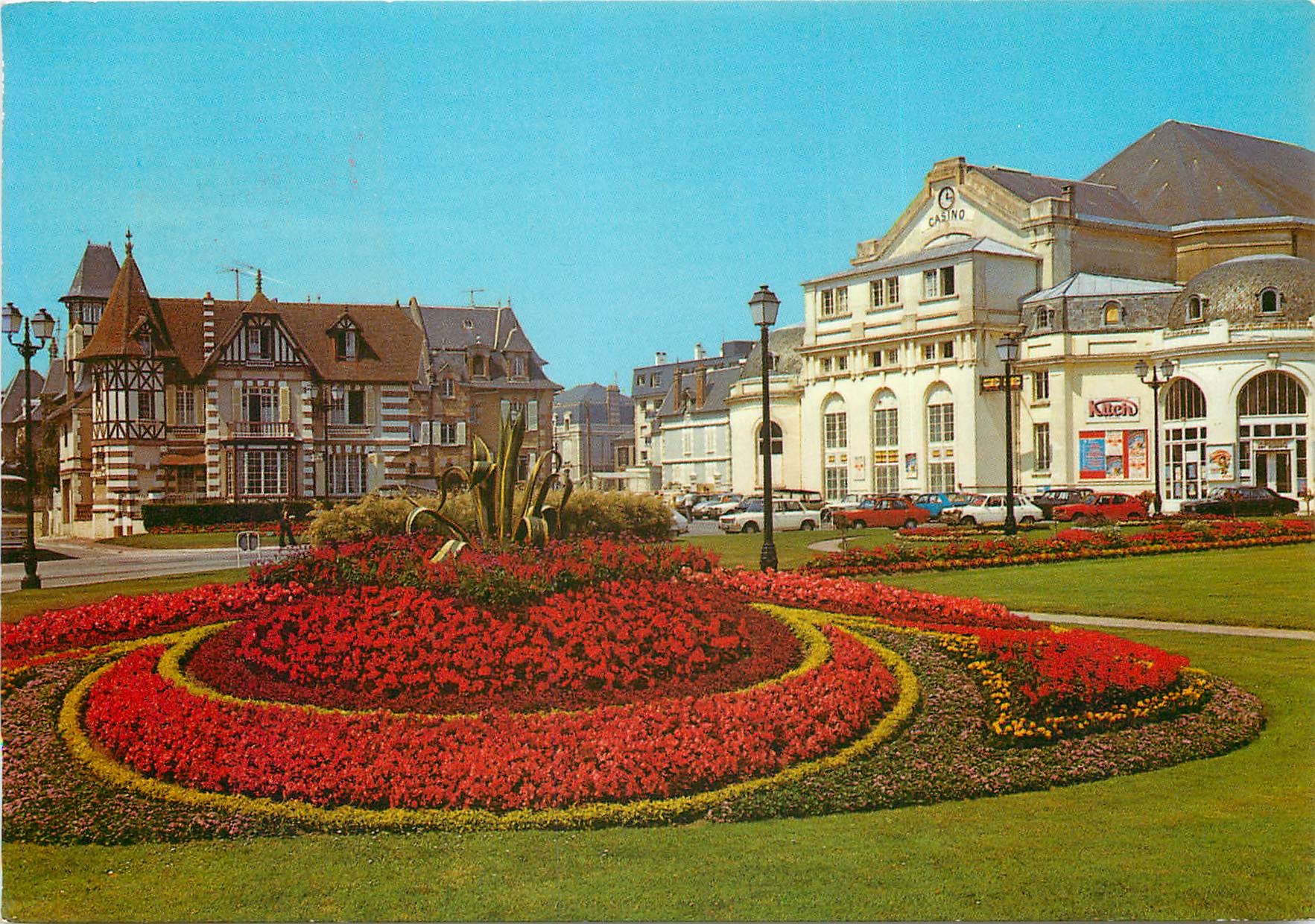 CPSM Cabourg (Calvados) La plage des Fleurs le Casino et le jardin