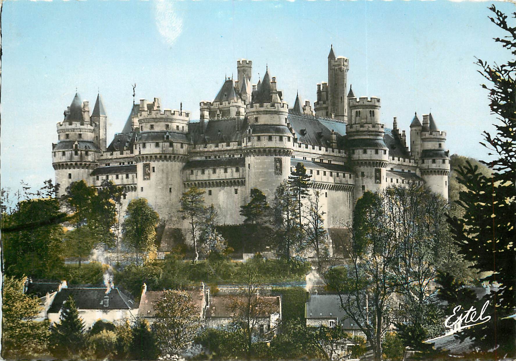 CPSM Le Chateau de Pierrefonds angles Nord au centre la Tour Godefroy