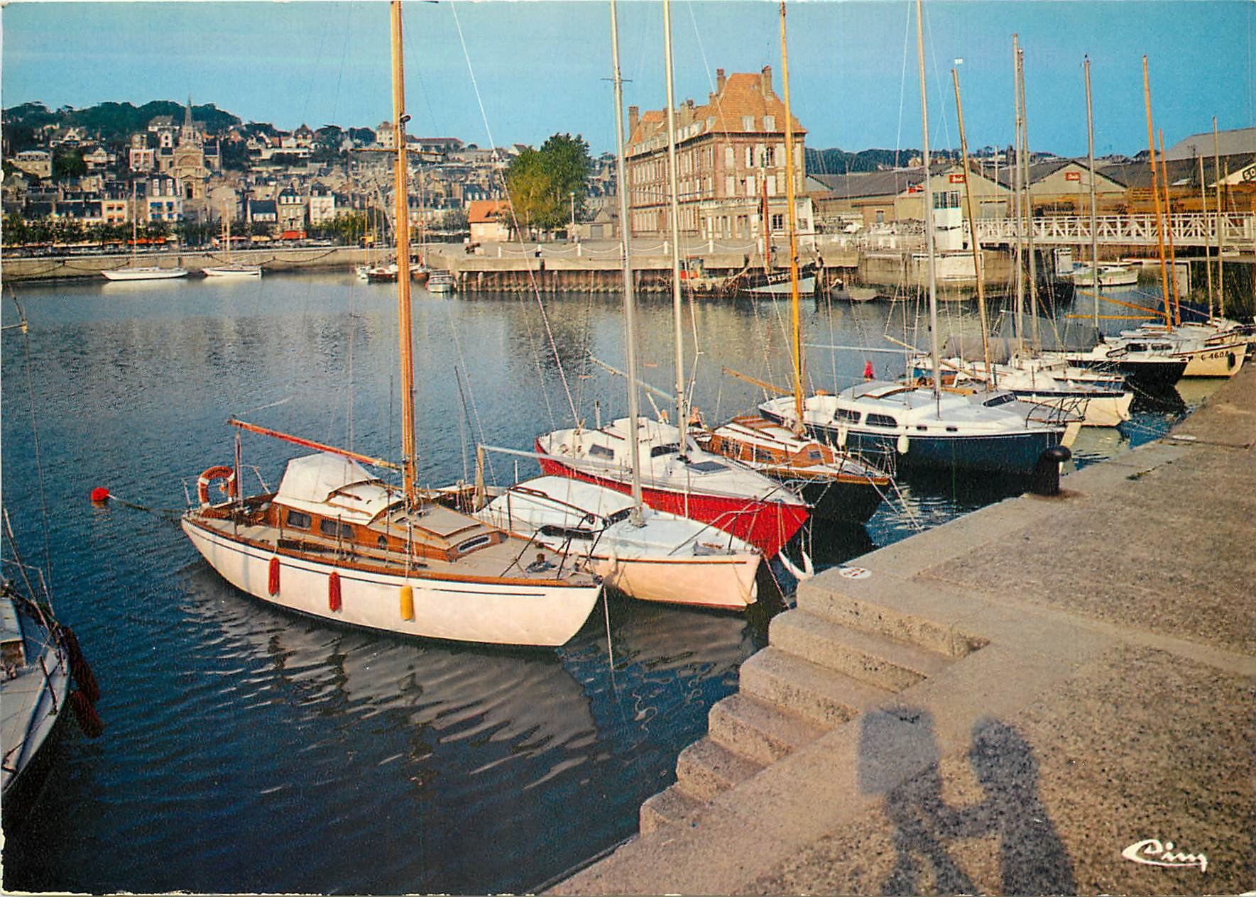 CPSM Trouville (Calvados) Vue des Quais les Yachts