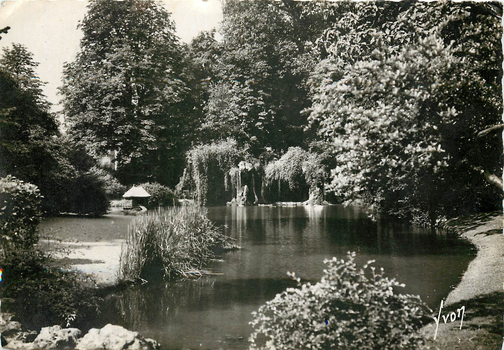 CPSM Lille (Nord) Piece d'eau et Grotte du jardin Vauban cree en 1861