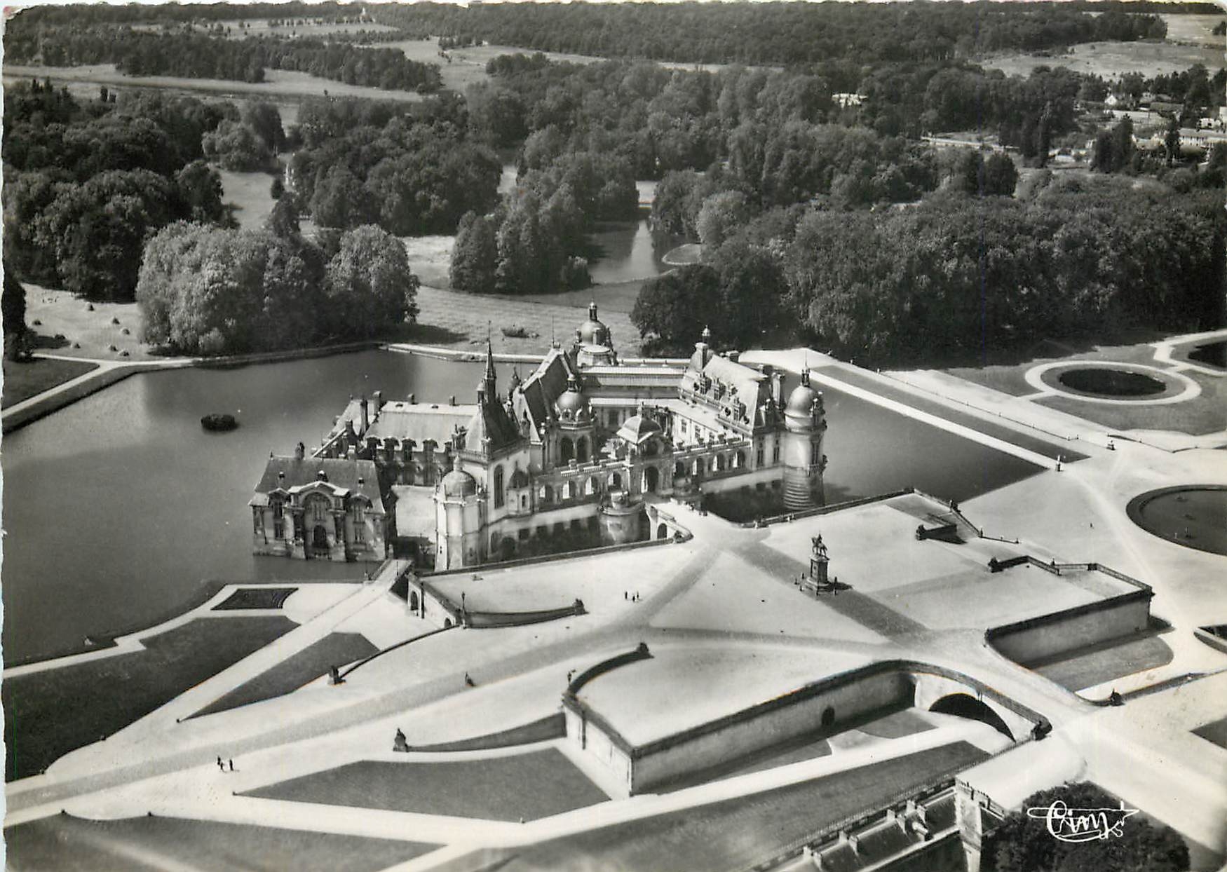 CPSM Chantilly (Oise) Vue aerienne le chateau