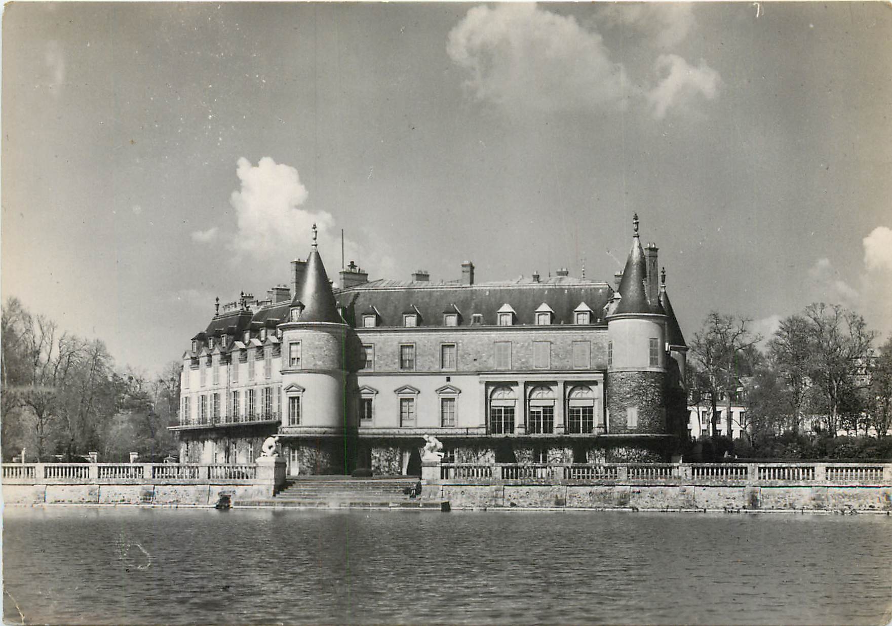 CPSM Rambouillet (S et O) Le chateau Facades sur les parterres