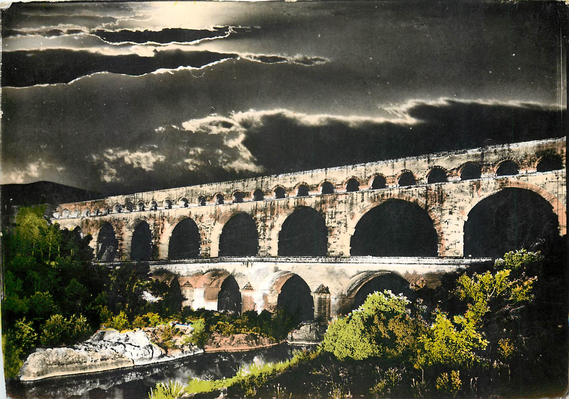 CPSM Le Pont du Gard (Gard) Aqueduc romain (long 269 m haut 48 m)