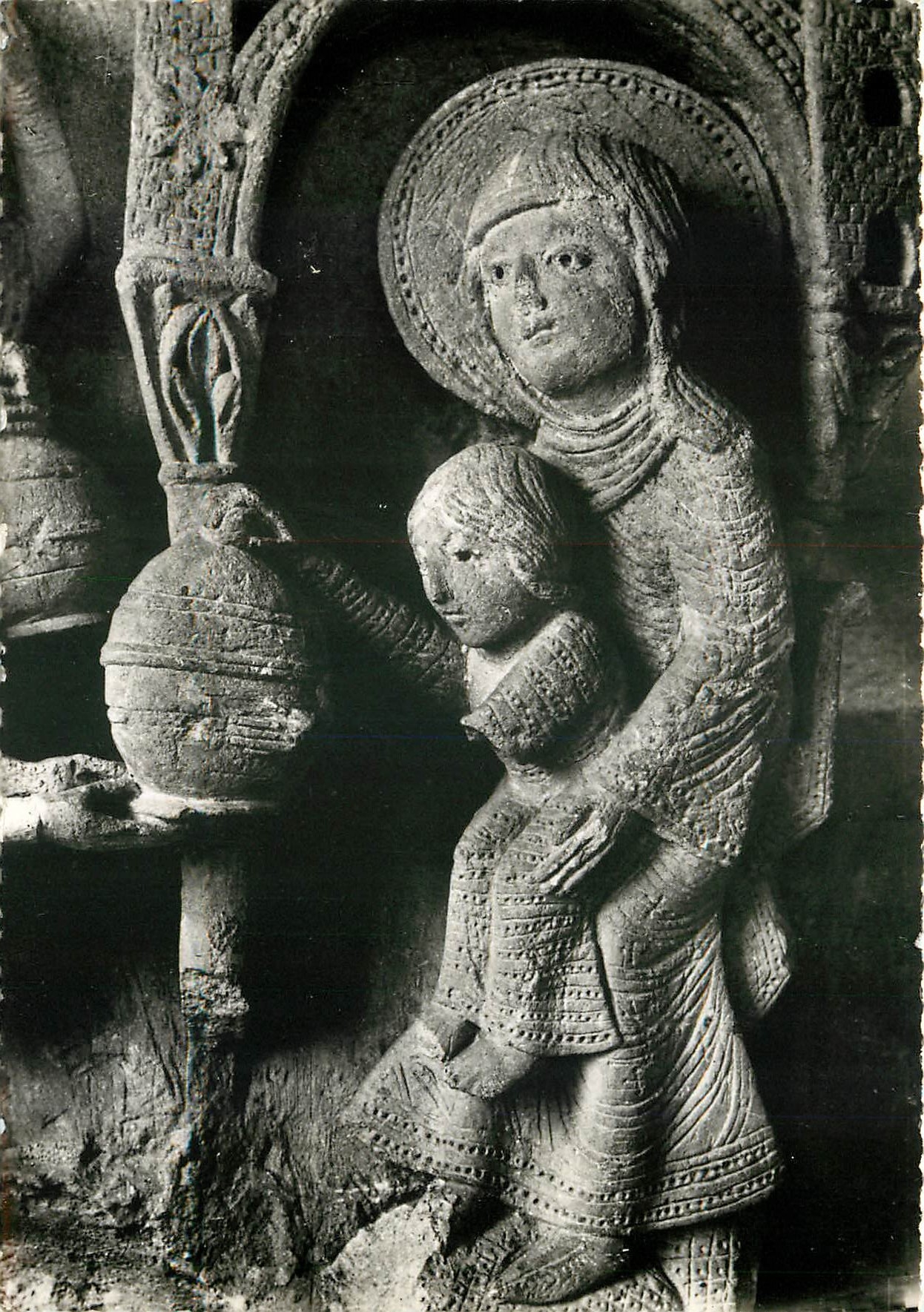 CPSM Cathedrale d'Autun (S et L) La Vierge et l'enfant Chapiteau (XIIe s)