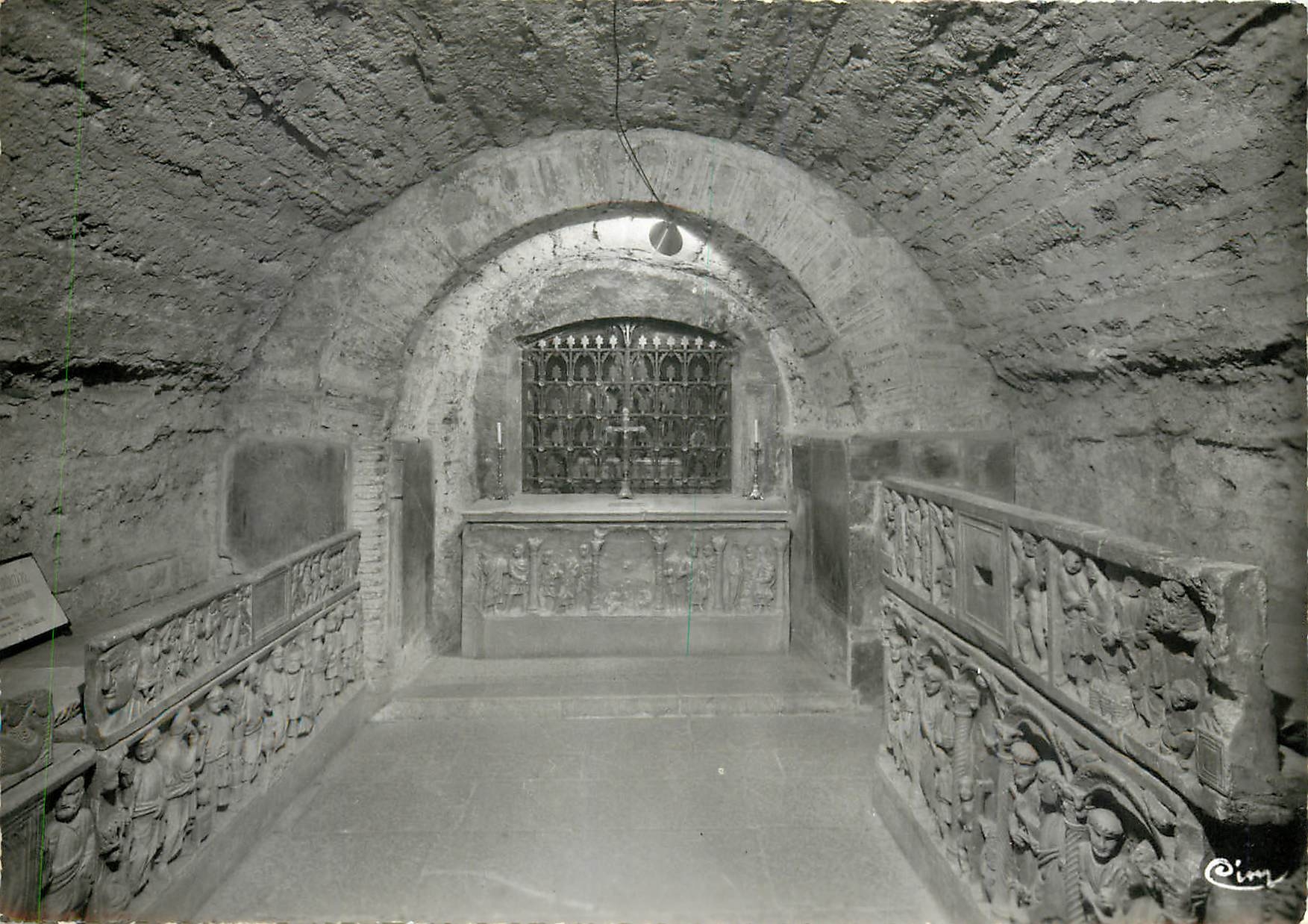 CPSM St Maximin la Ste Baume (Var) Basilqie Dominicaire la Crypte (IVe s) sur les Cotes