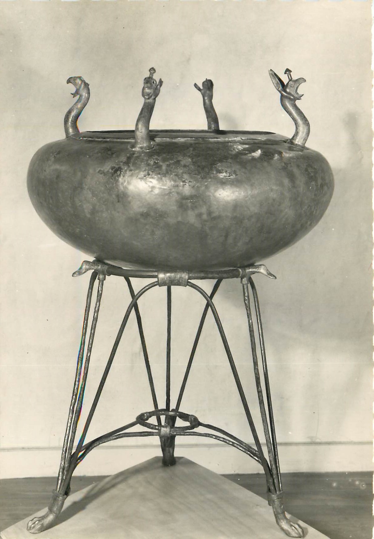 CPSM Tumulus de Sainte Colombe Bassin orne de tetes de griffons et trepied