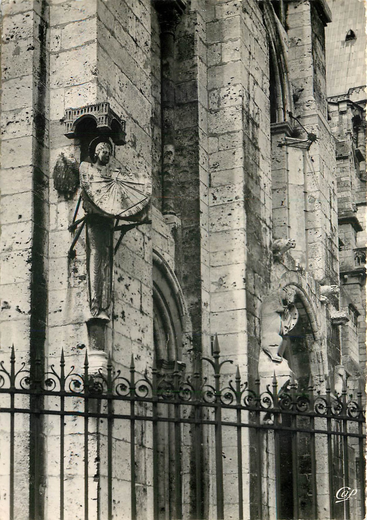 CPSM Chartres la Cathedrale l'Ange du Meridien