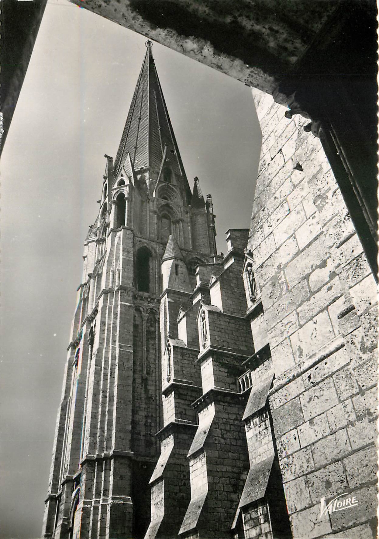 CPSM Les merveilles de Chartres (Eure et loir) le clocher Vieux (106 m) de la cathedrale (XIIe s)