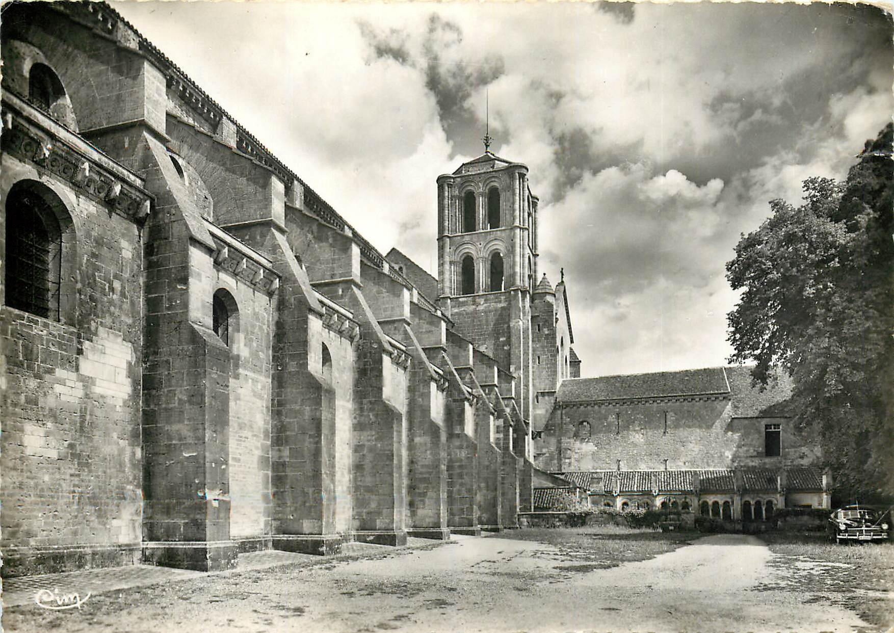 CPSM Vezelay (Yonne) Eglise Abbatiale de la Madeleine (XIIe s) Les ares boutants de la nef laterale