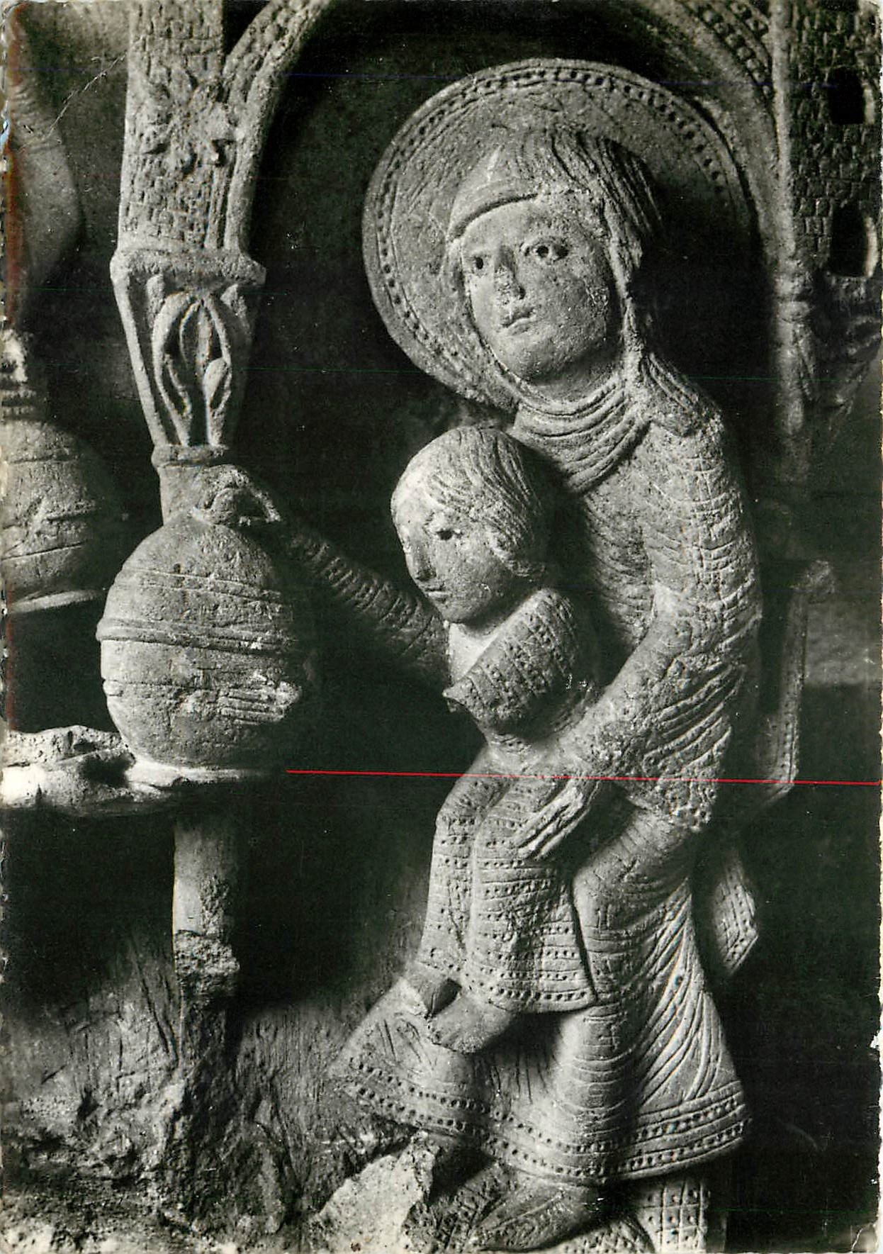 CPSM Cathedrale d'Autun (S et L) La Vierge et l'enfant Chapiteau (XIIe s)