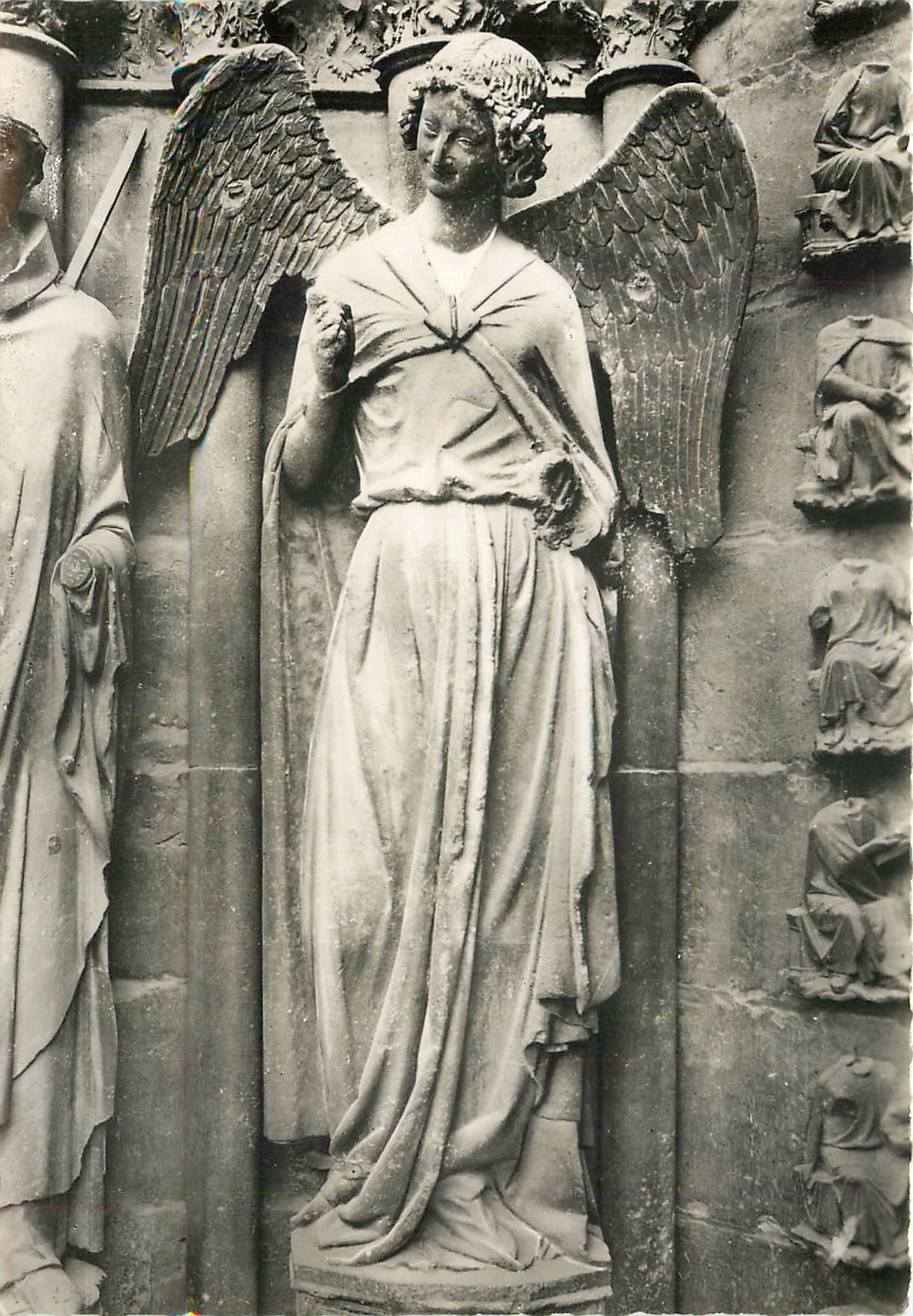 CPSM Cathedrale de Reims l'Ange Gardien de St Nicoise nomme Sourire de Reims Porche Nord du Grand Po