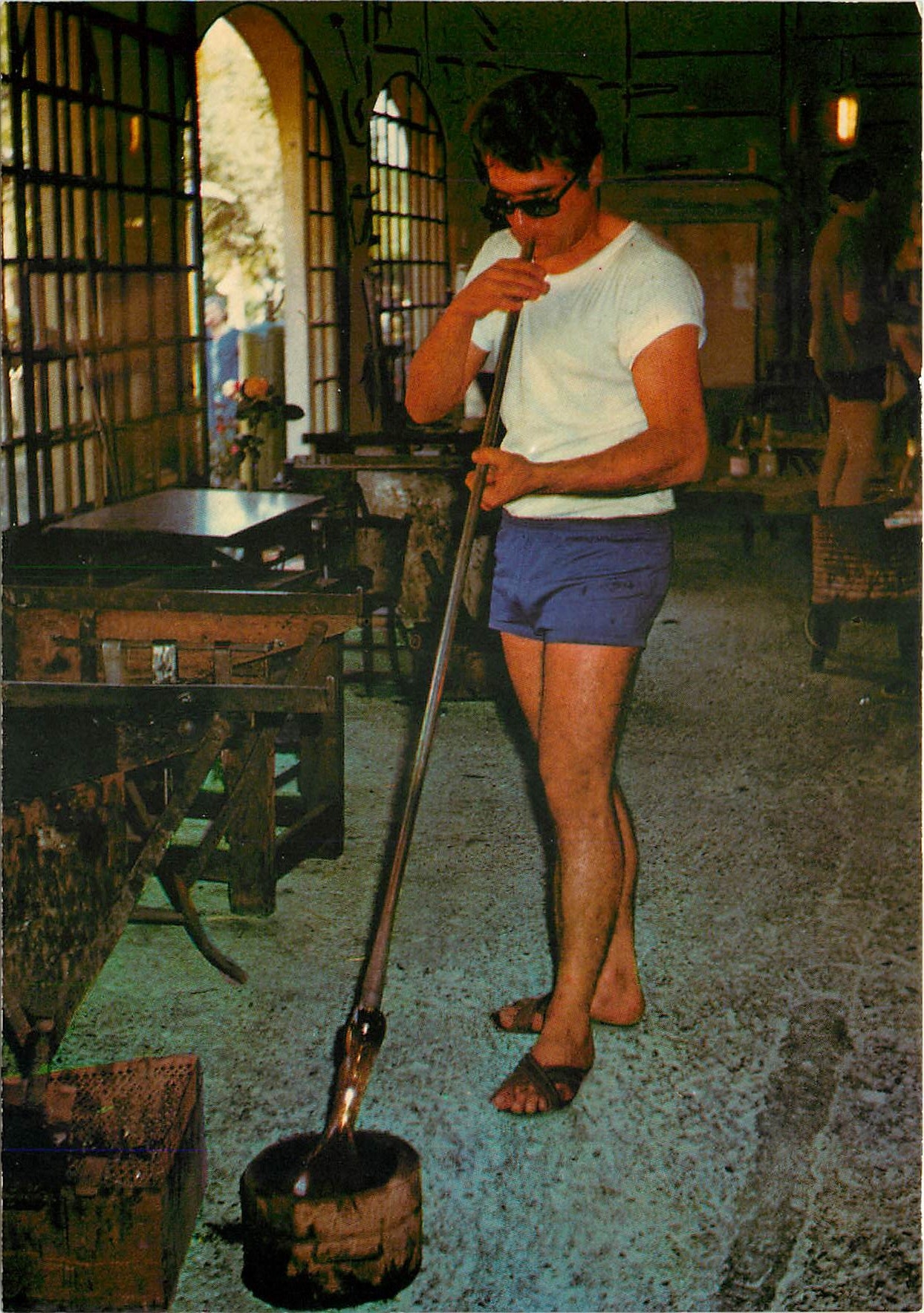 CPSM Biot A M la Verrerie le travail manuel du Vere le Soufleur