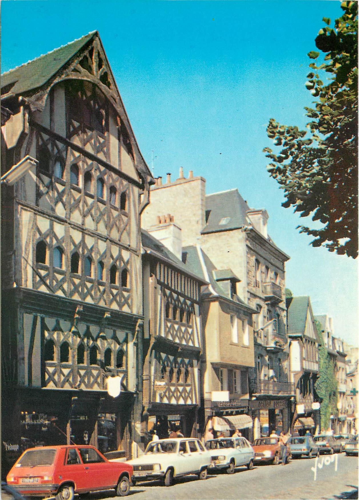 CPSM Guingamp (Cotes du Nord) Place du Centre Maisons du Moyen Age a Colombage et a encorbellement