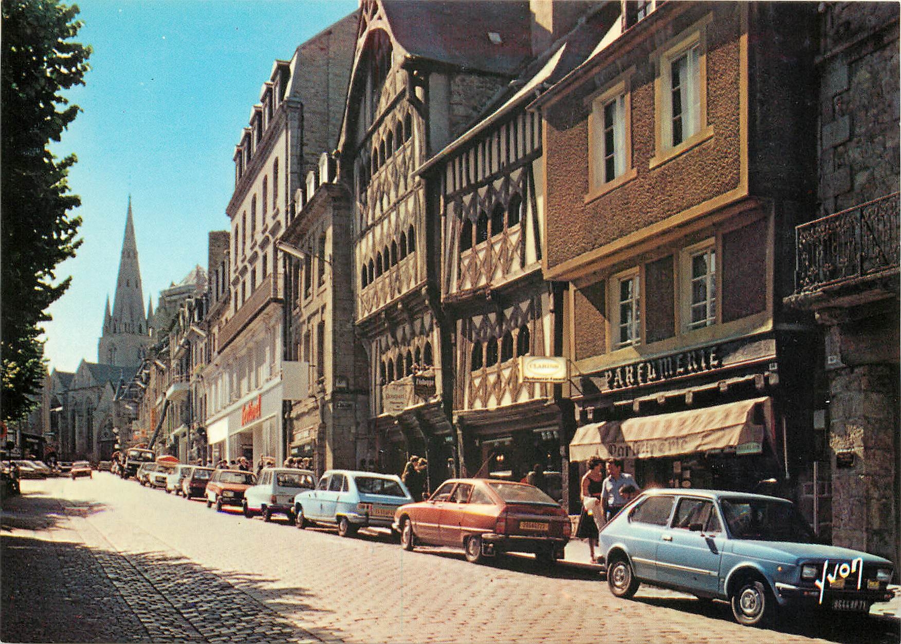 CPSM Guingamp (Cotes du Nord) Place du Centre les Vieilles Maisons et au fond la basilique N D du Bo