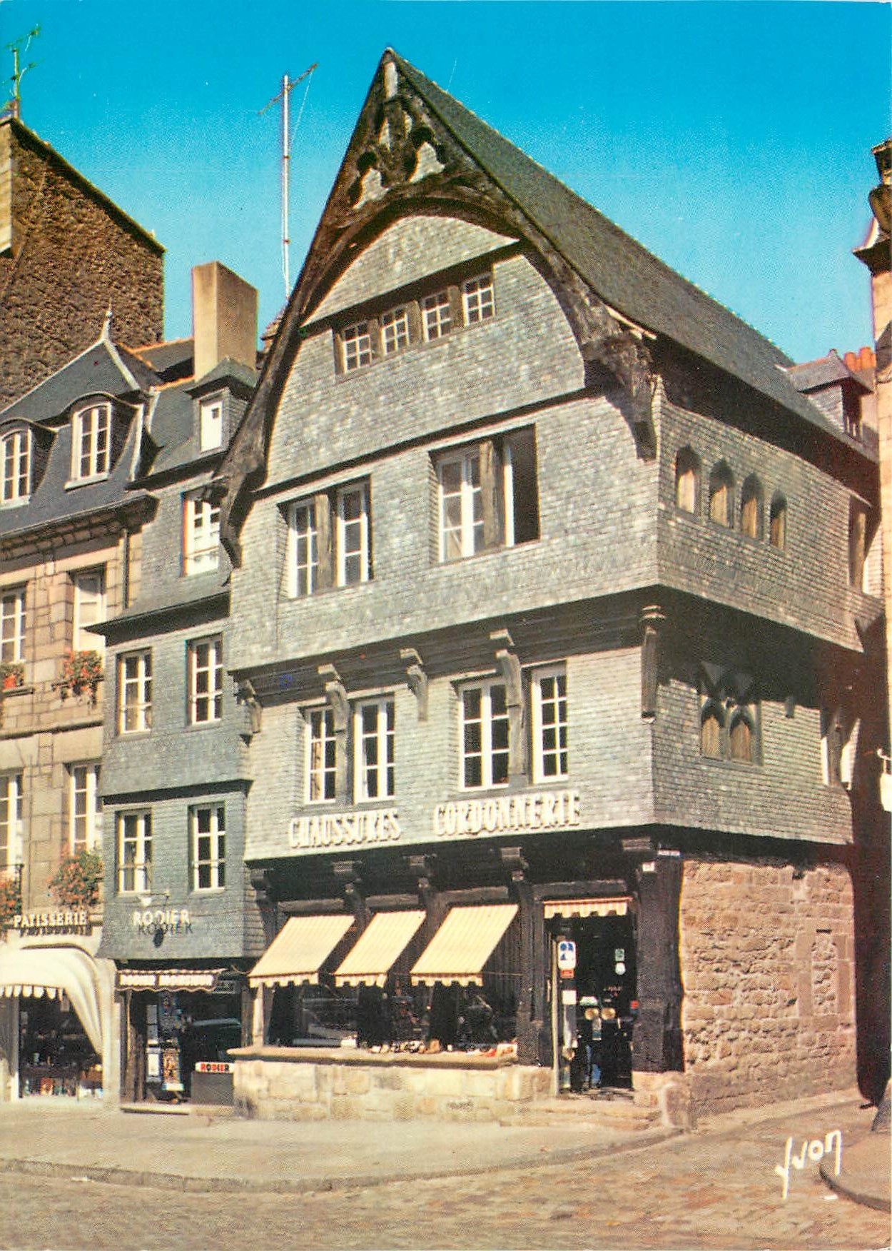 CPSM Guingamp (Cotes du Nord) Vieille Maison a encorbellement Place du Centre