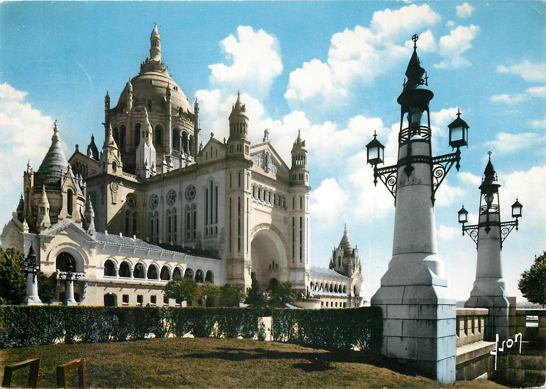 CPSM Lisieux (Calvados) la Basilique