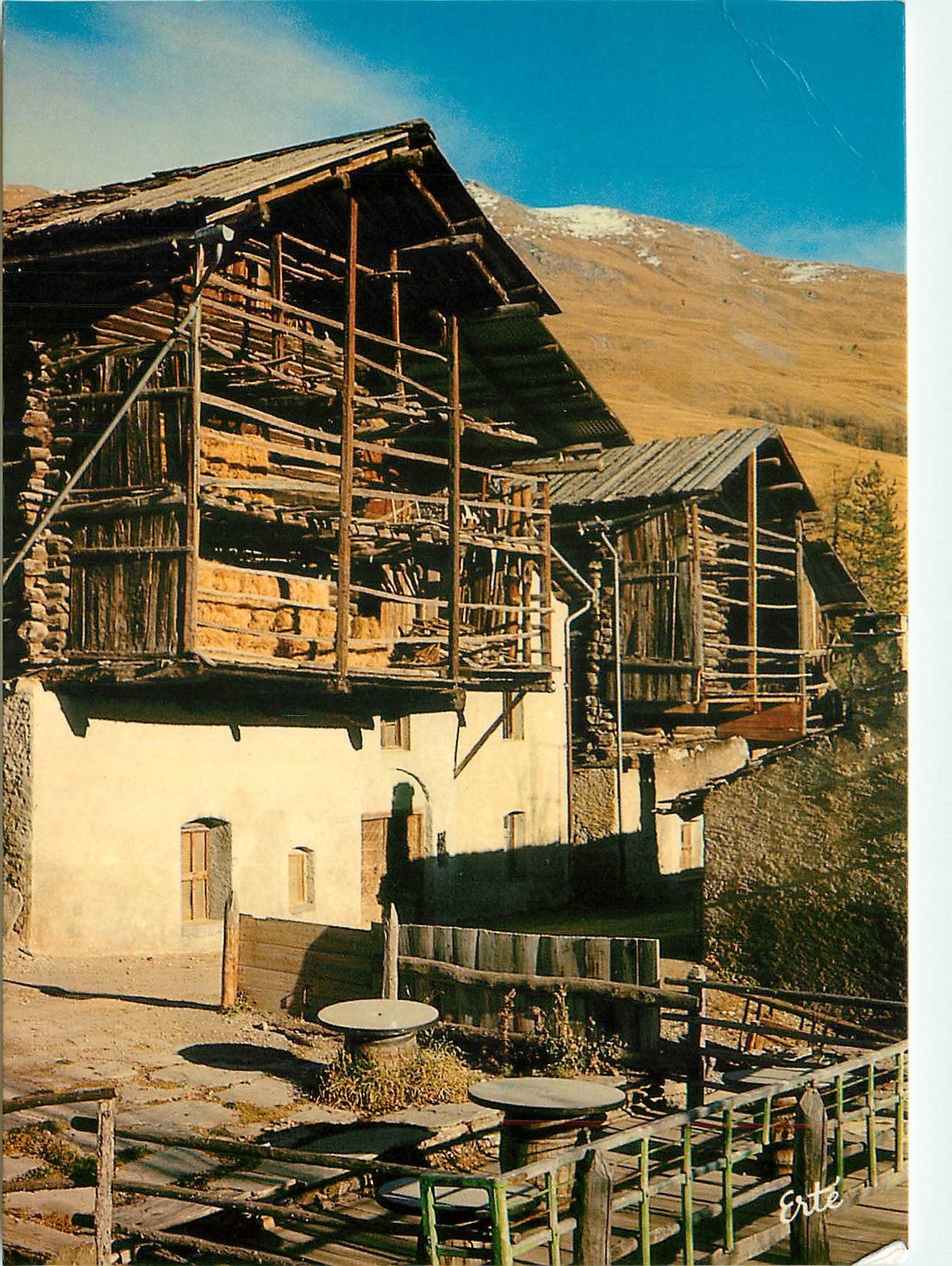 CPSM Hautes Alpes Saint  Veran (2040 m) la plus haute Commune d'Europe les Vieux Chalets