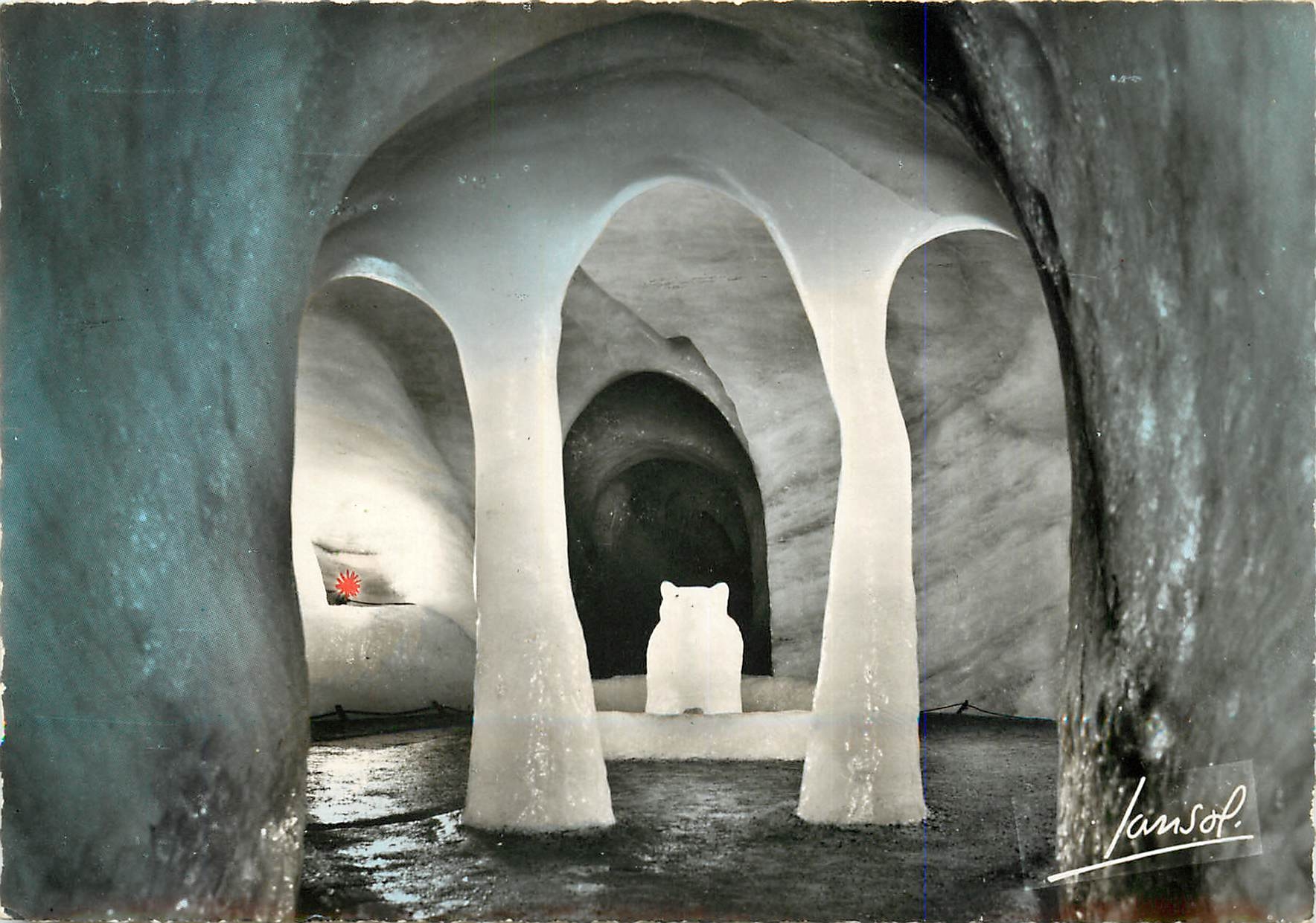 CPSM Chamonix le Montenvers (1913 m) la Grotte de la Mer de Glace l'Ours gardien de la Grotte