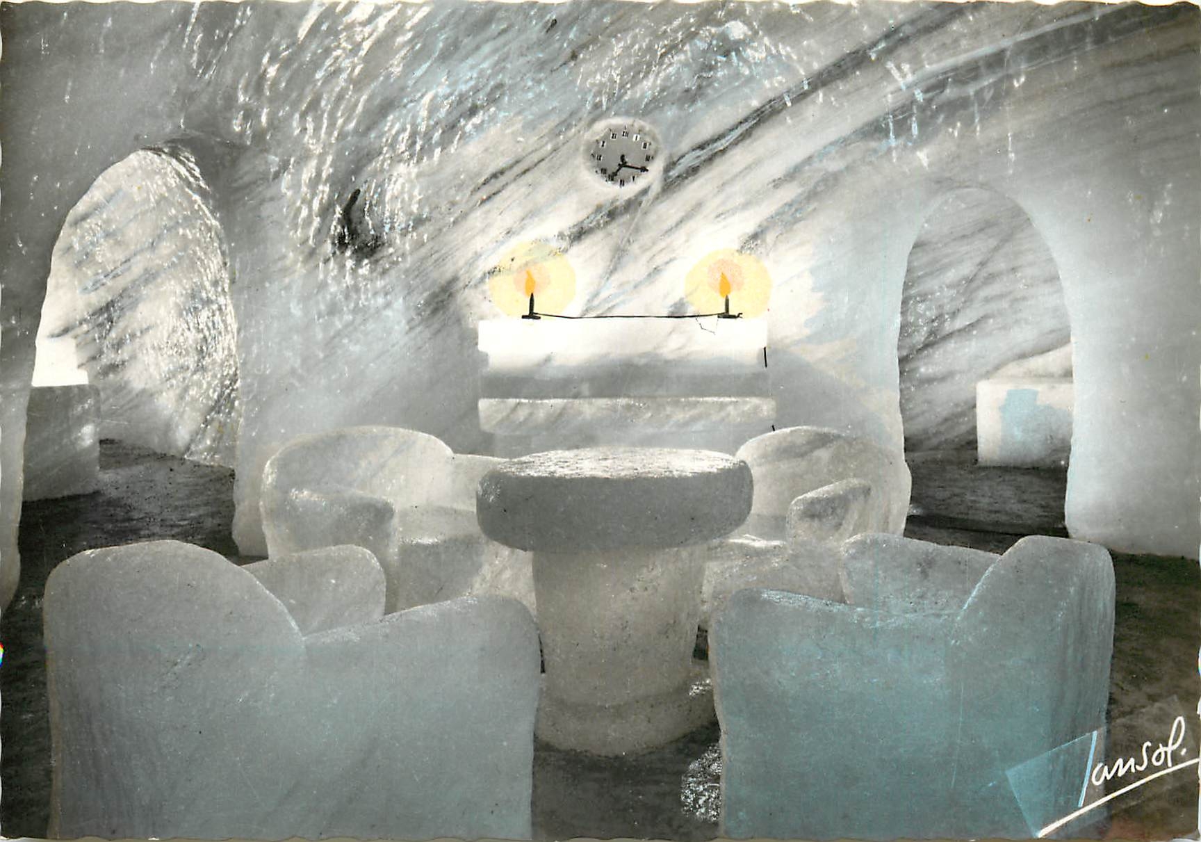 CPSM Chamonix le Montenvers (1913 m) la Grotte de la Mer de Glace La Salle a Manger