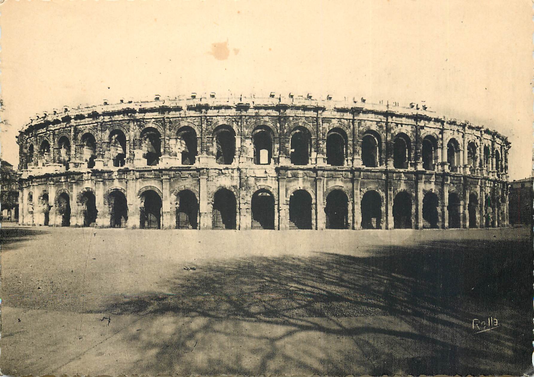 CPSM Nimes (Gard) Les Arenes