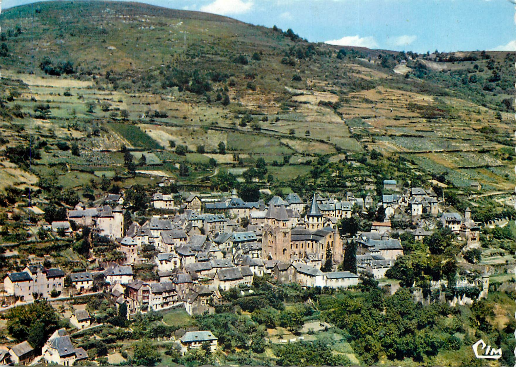 CPSM Conques (Aveyron) Vue generale aerienne au centre son Eglise Abbatiale du XIIe s