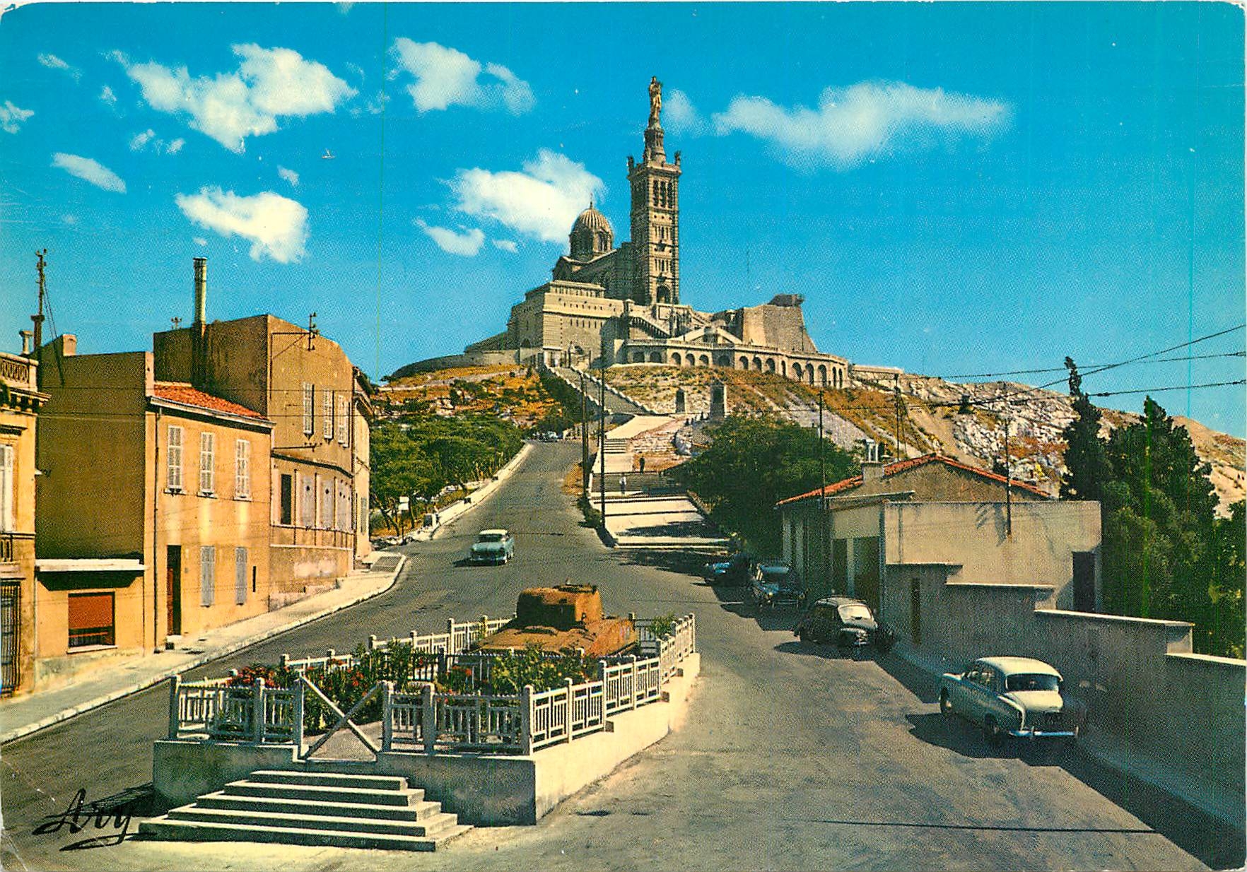 CPSM Marseille Montee a N D de la Garde et le char Jeanne d'Arc