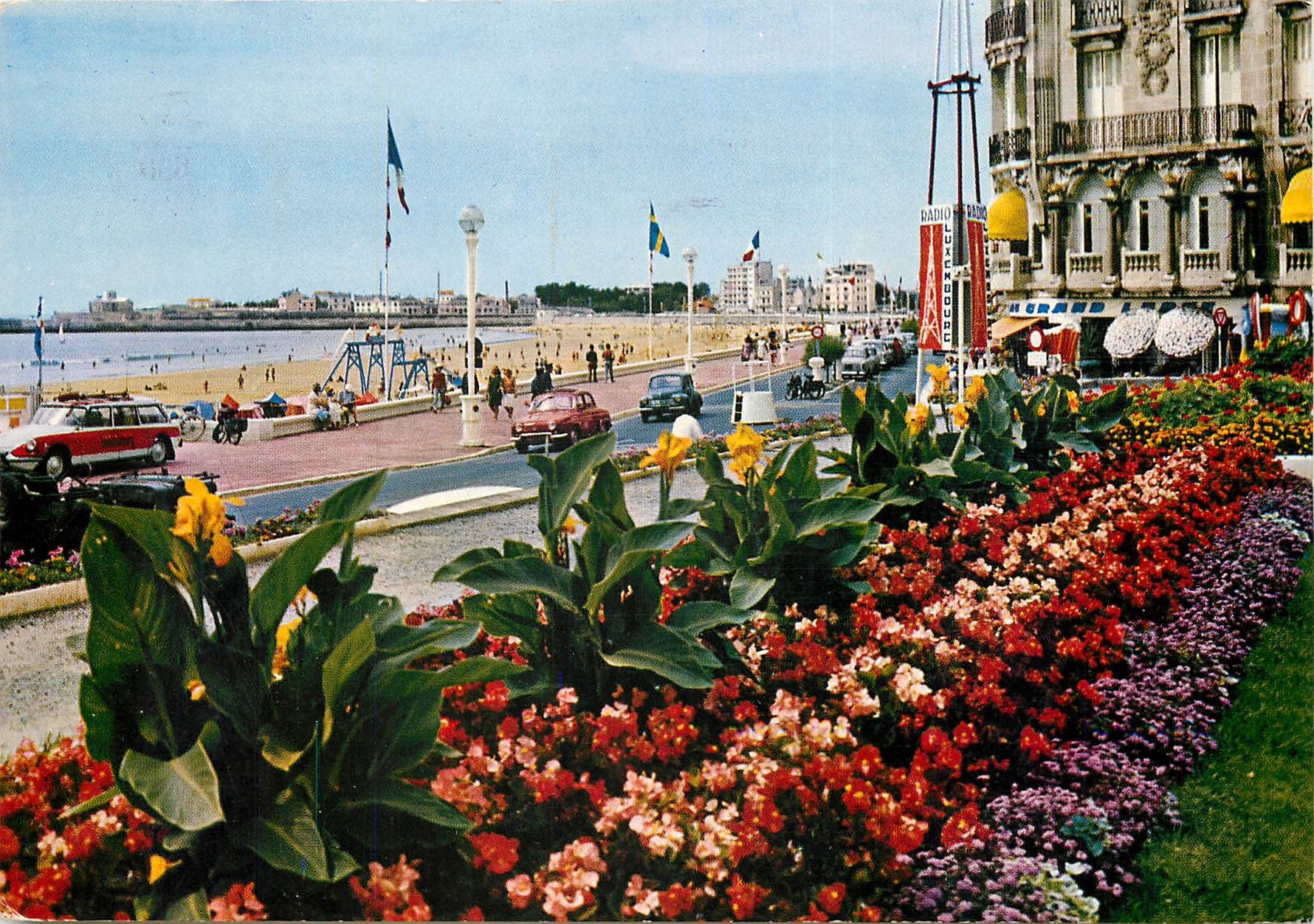 CPSM Les Sables d'Olonne (Vendee) La plage parmi les fleurs