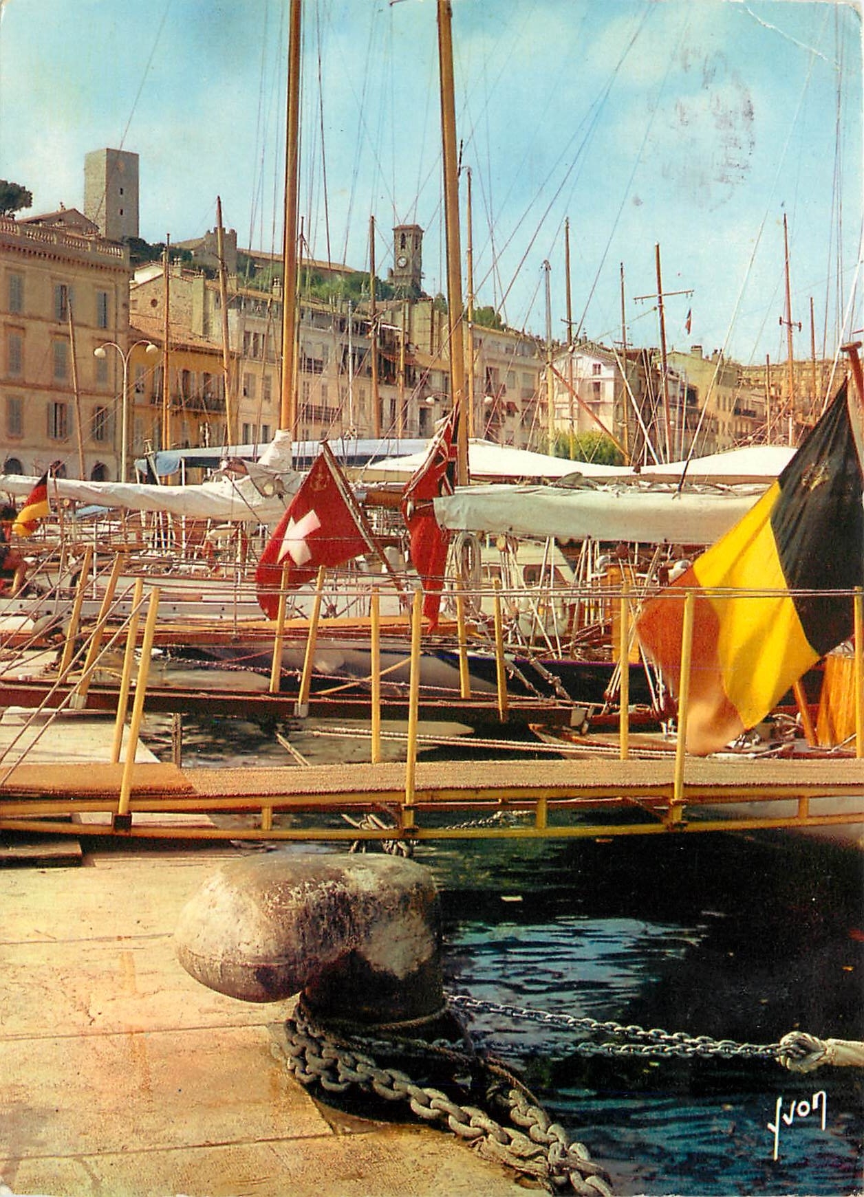 CPSM Cannes (A Mmes) Le Port des Yachts et le Suquet