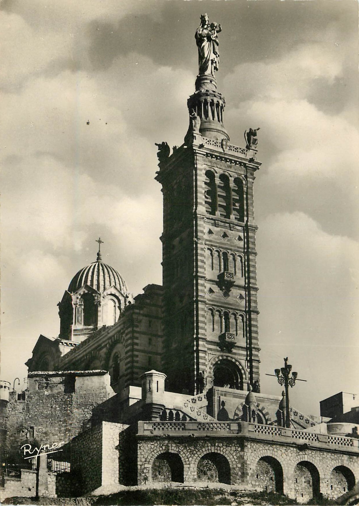 CPSM Marseille la Basilique de N D de la Garde