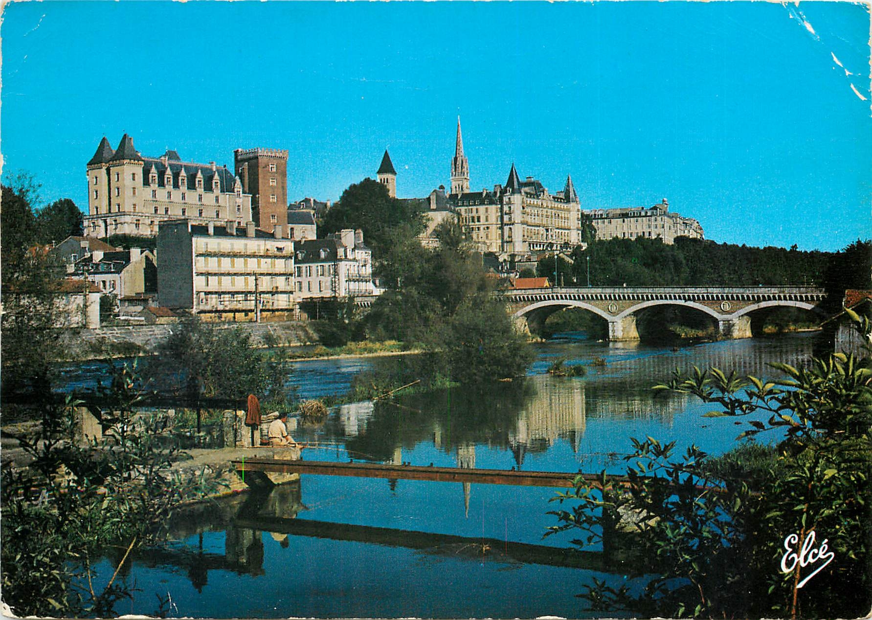 CPSM Pau (Basses Pyr) Vue sur la Gave le chateau le Pont et la Ville