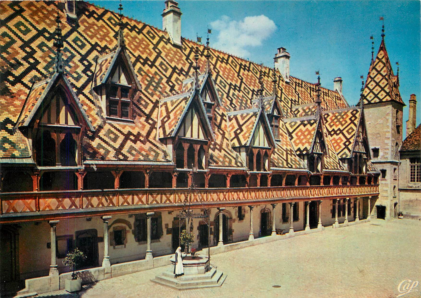 CPSM Beaune Cour d'honneur Facade Cloitre Galerie