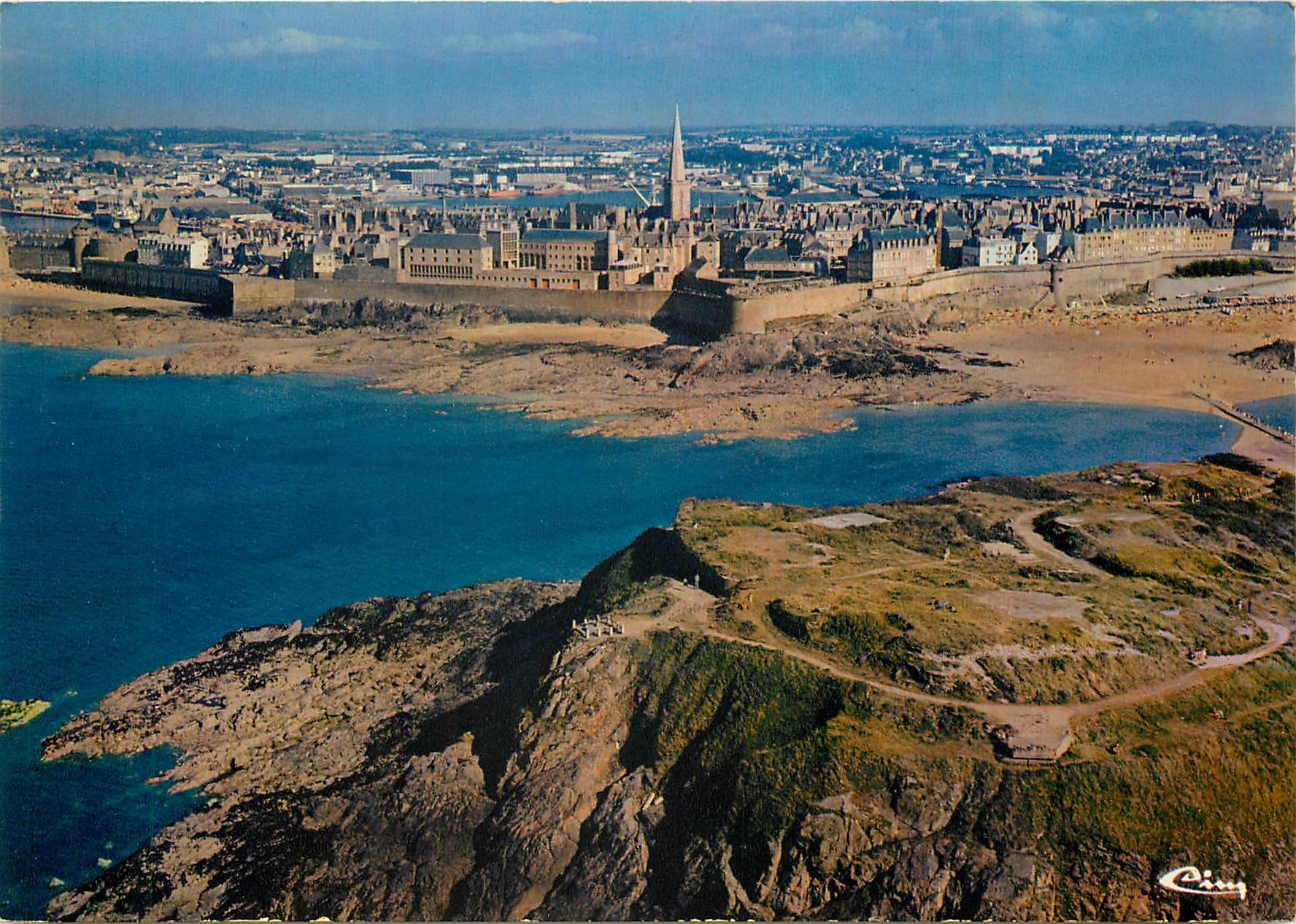 CPSM St Malo (Intra Muros) (I et V) Vue aerienne le grand Be et tombeau de Chateaubriand