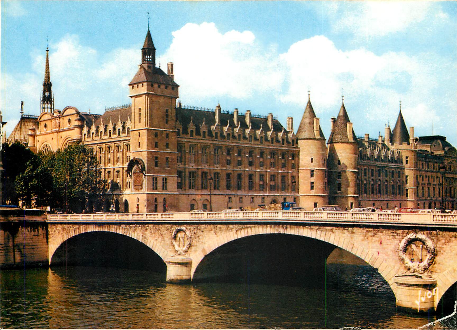 CPSM Paris la Conciergerie la Saint Chapelle et le Pont au change