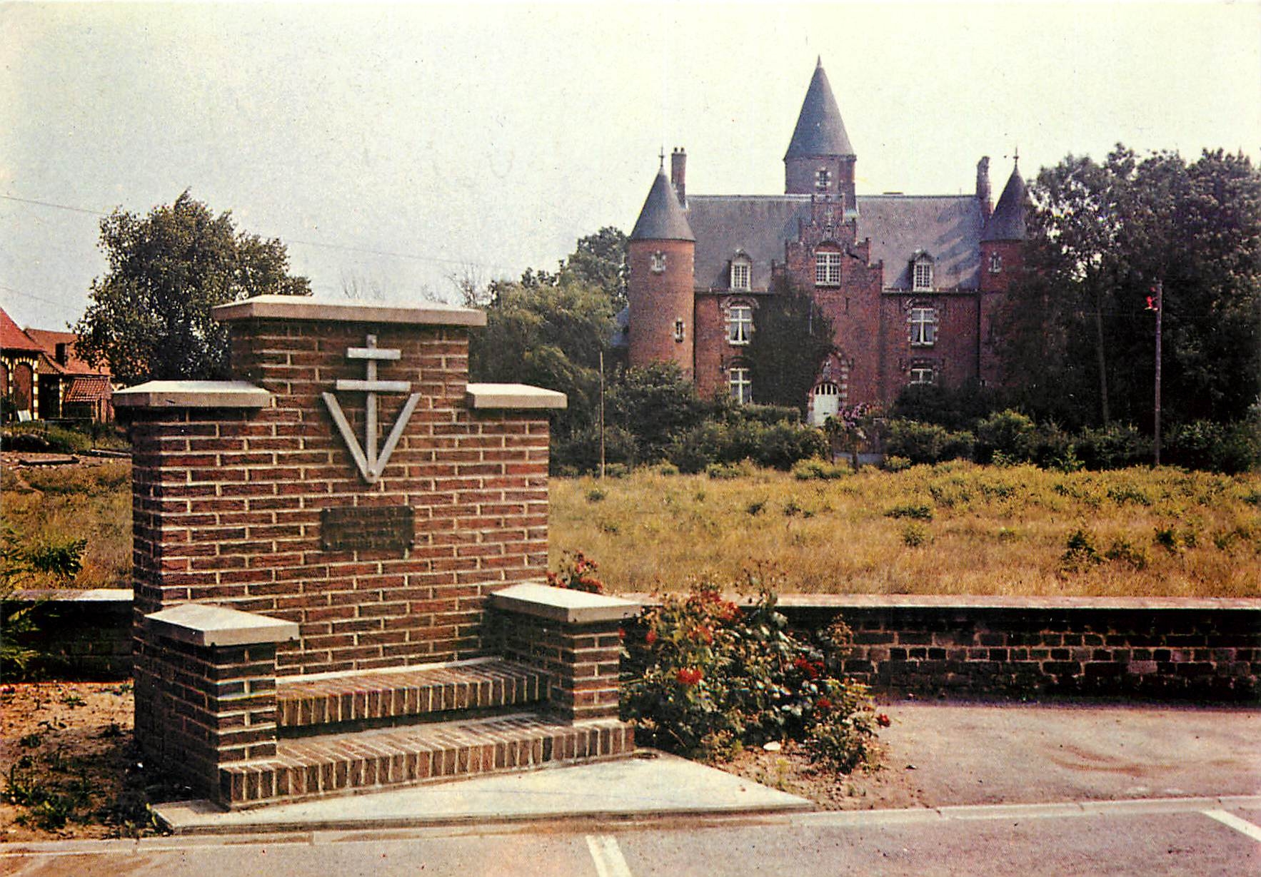 CPSM Renescure Chateau Zuthove Stele elevee a la memoire desVictimes du drame du 4 sept 1944