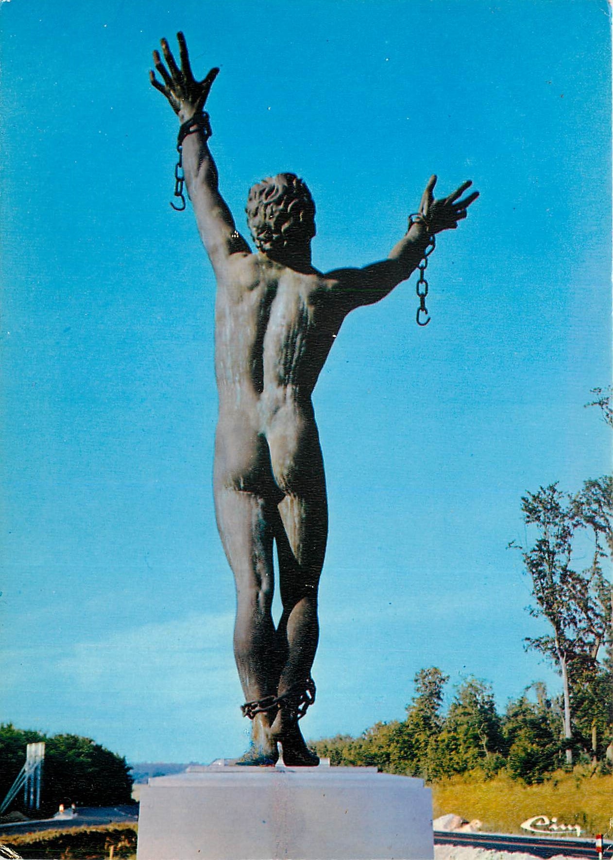 CPSM Etampes (Essonne) Le monument de la resistance