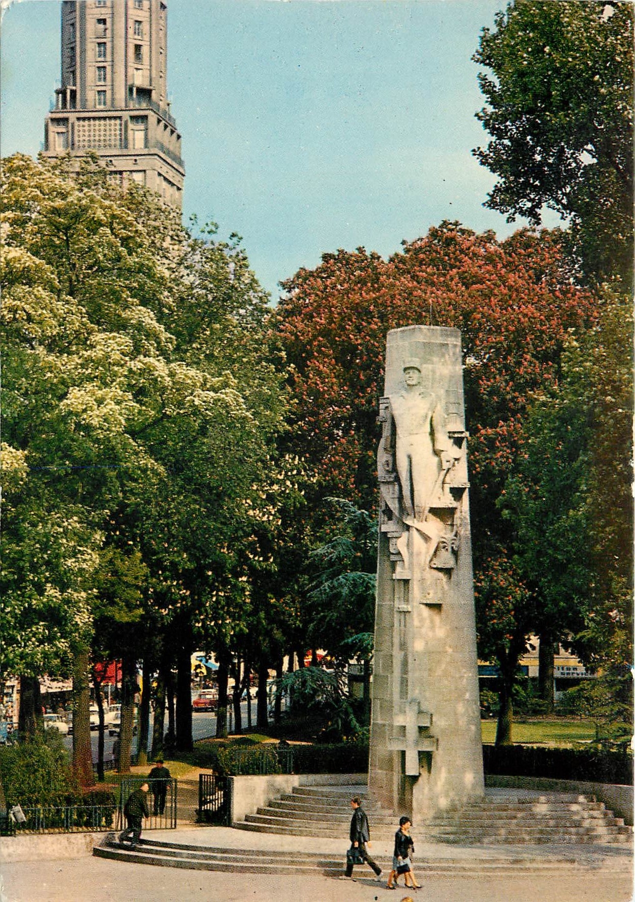 CPSM Amiens (Somme) Monument du Maree hal Leclerc par Joel et Jan Martel et la place Rene Goblet