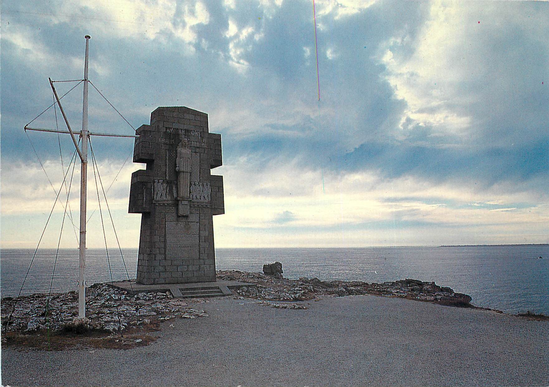 CPSM Camaret Monument aux Bretons de la France Libre a la Pointe de Pen Hor