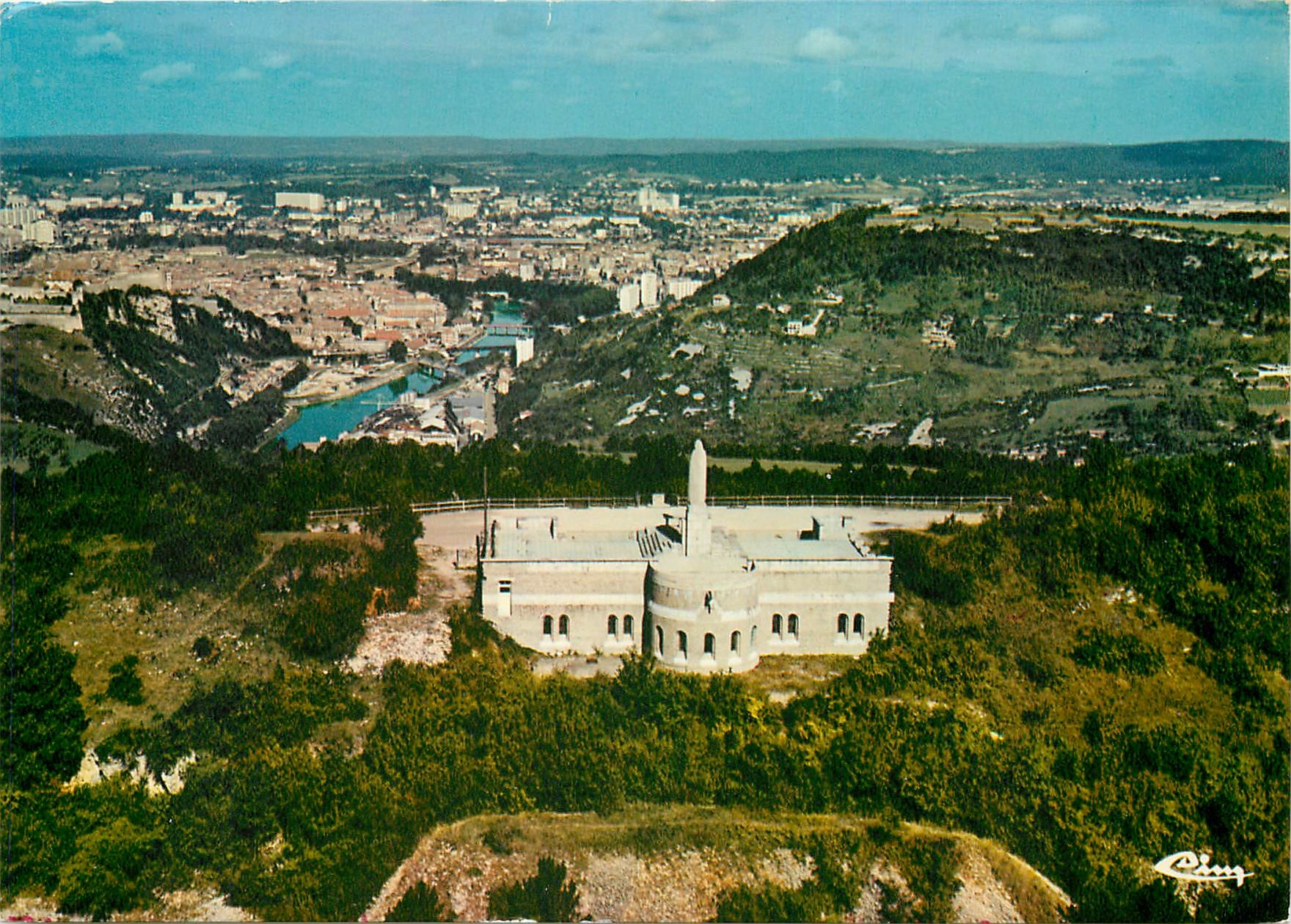 CPSM Besancon (Doubs) Vue aerienne le monument de la Liberation