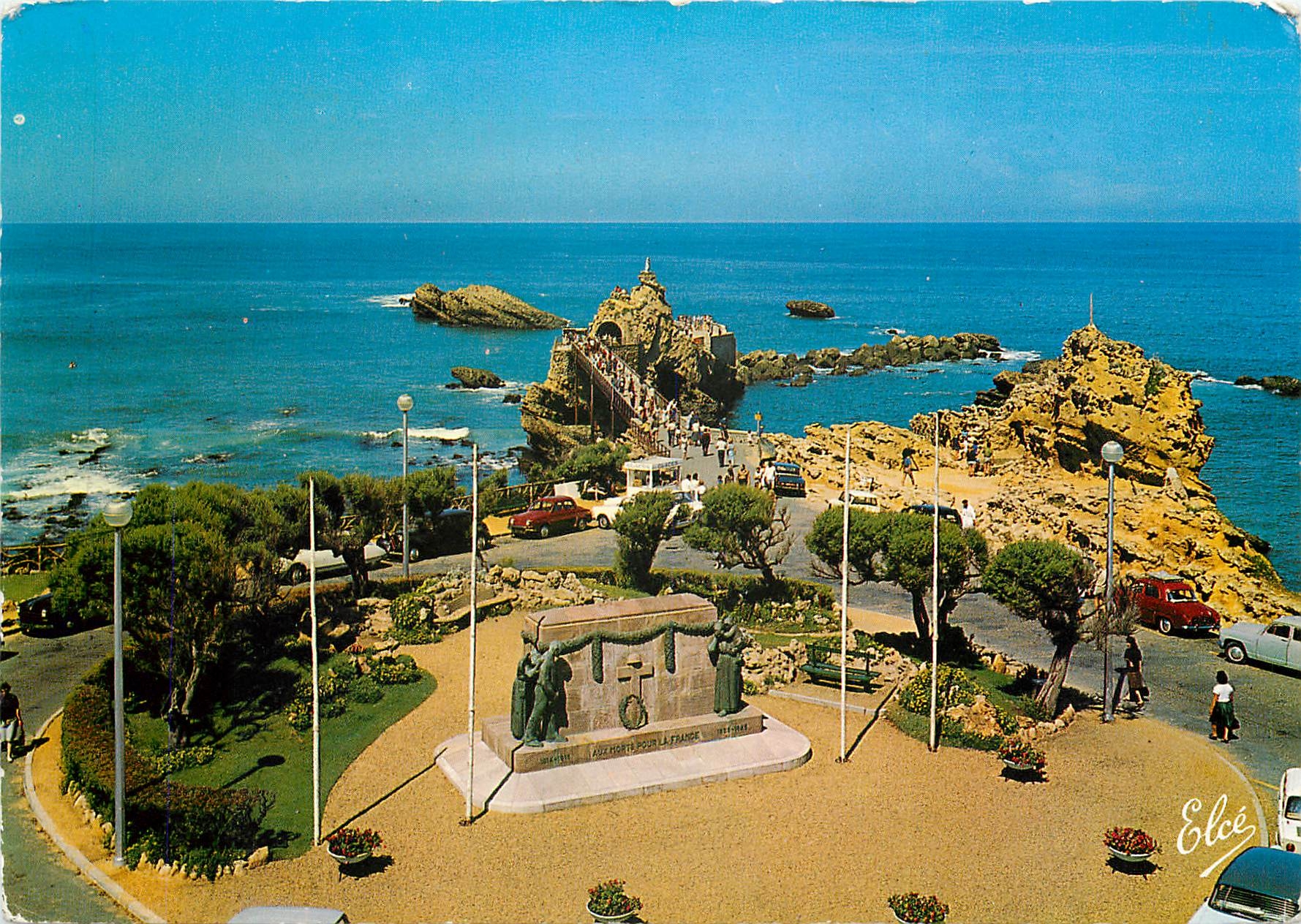 CPSM Biarritz (Basses Pyr) Le Monument aux Morts et le rocher de la Vierge