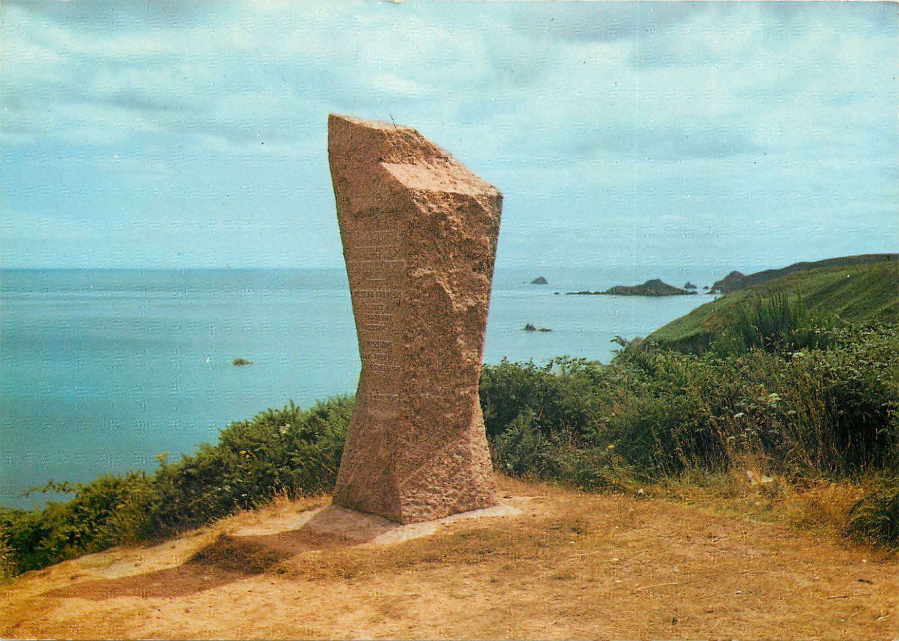 CPSM Plouha (Cotes du N) Monument erige a la gloire de tous les reseaux d'evasion