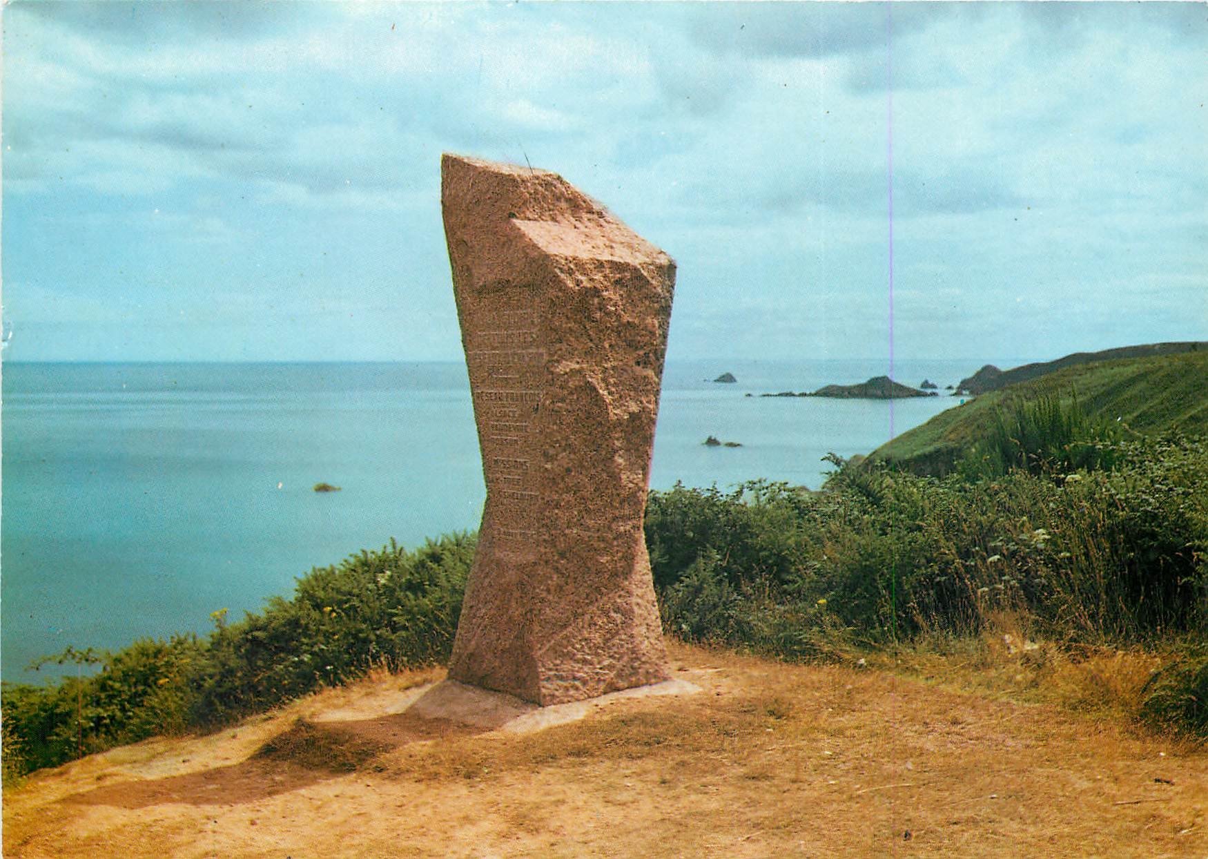 CPSM Plouha (Cotes du Nord) Monument eerige a la Goire de tous les reseaux d'evasion