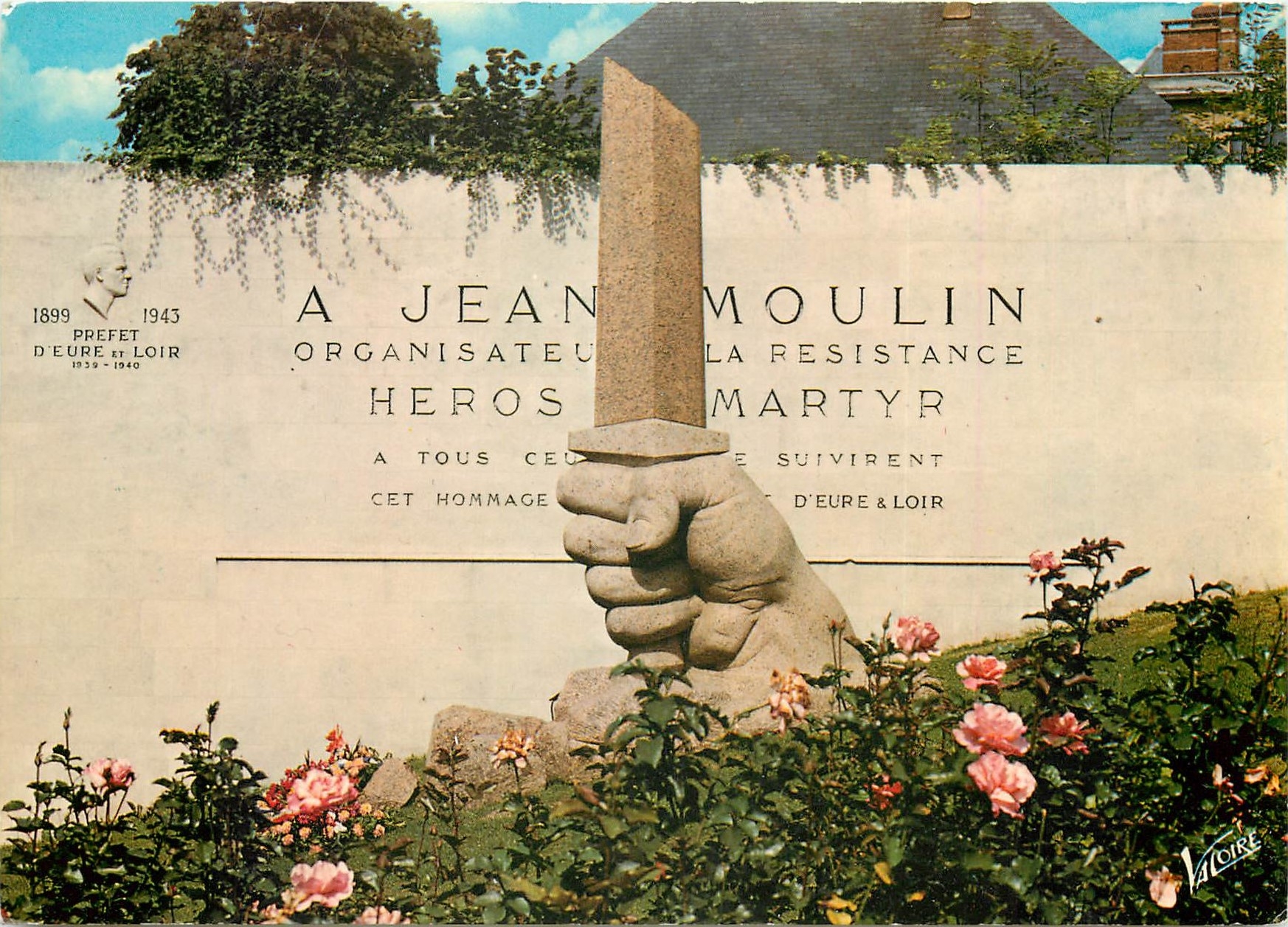CPSM Chartres (Eure et Loir) Le monument a la memoire de Jean Moulin (1899 1943)