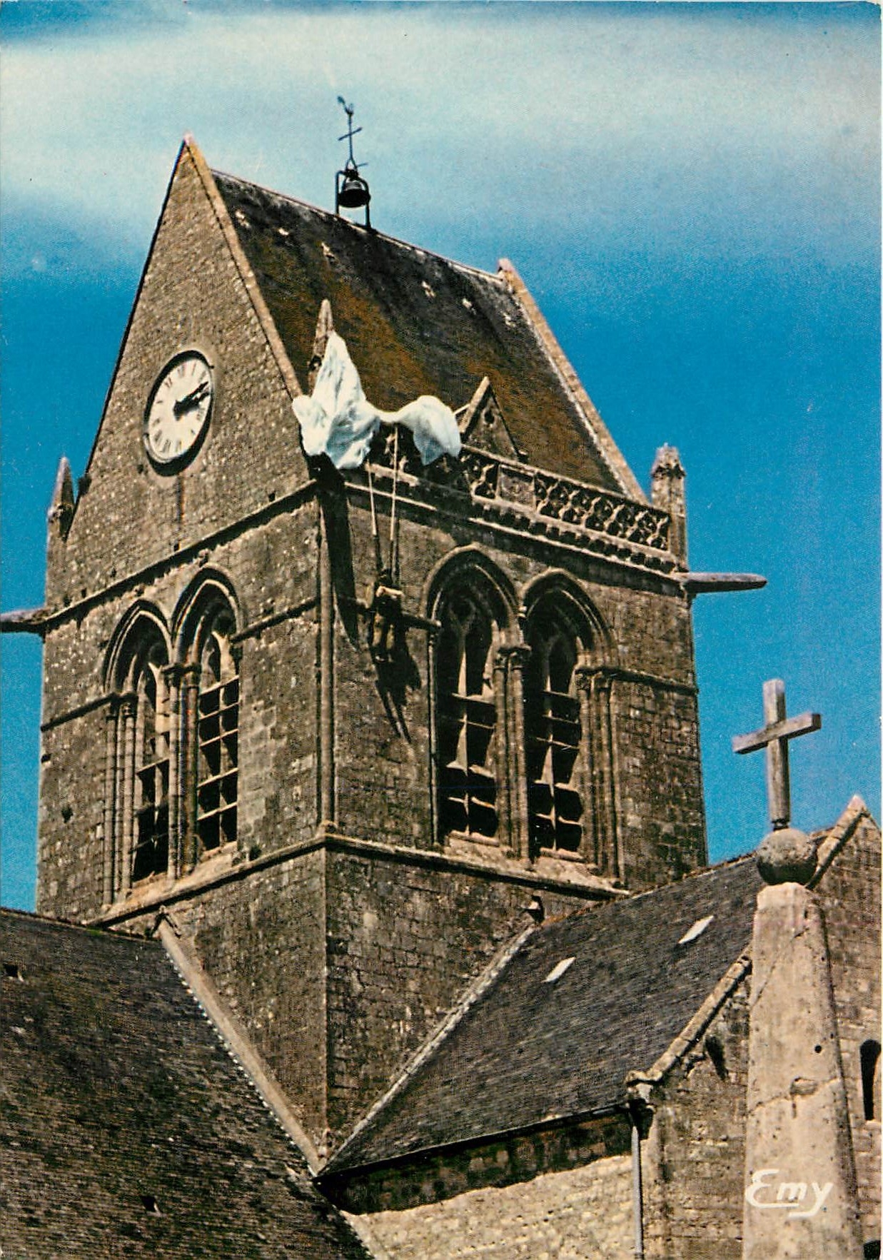 CPSM Sainte Mere Eglise (Manche) L'eglise (XIIIe s) et le Calvaire