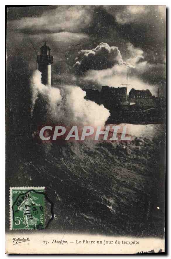 CPA Dieppe le Phare un jour de Tempete 