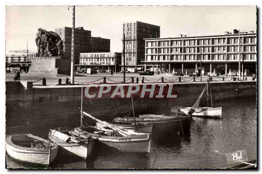 CPA Le Havre place Gambetta et le Monument aux Morts 