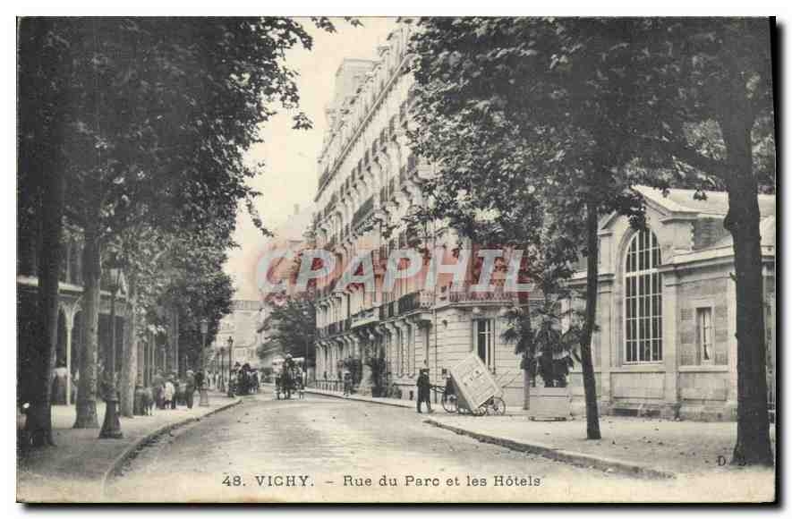 CPA Vichy Rue du Parc et les Hotels 